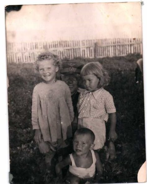 А это мы на аэродроме, какие же у меня кучеряшки А это мы на аэродроме, какие же у меня кучеряшки