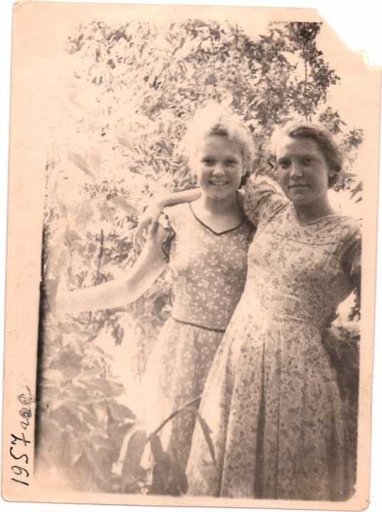 Это я с Таней Бардинской, нам по 16 лет. Платье на мне я шила сама.
