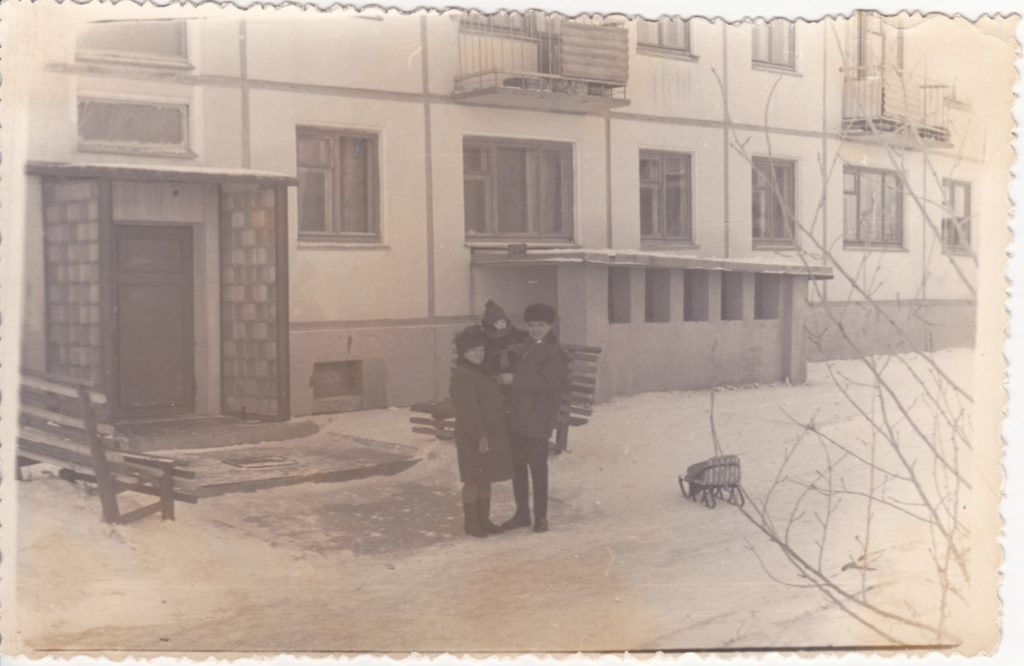 Мы возле нашего подъезда с саночками. Здесь видно вход в подвал, куда Толя прятал свой мотоцикл, о чем я писала ранее. Мы возле нашего подъезда с саночками. Здесь видно вход в подвал, куда Толя прятал свой мотоцикл, о чем я писала ранее.