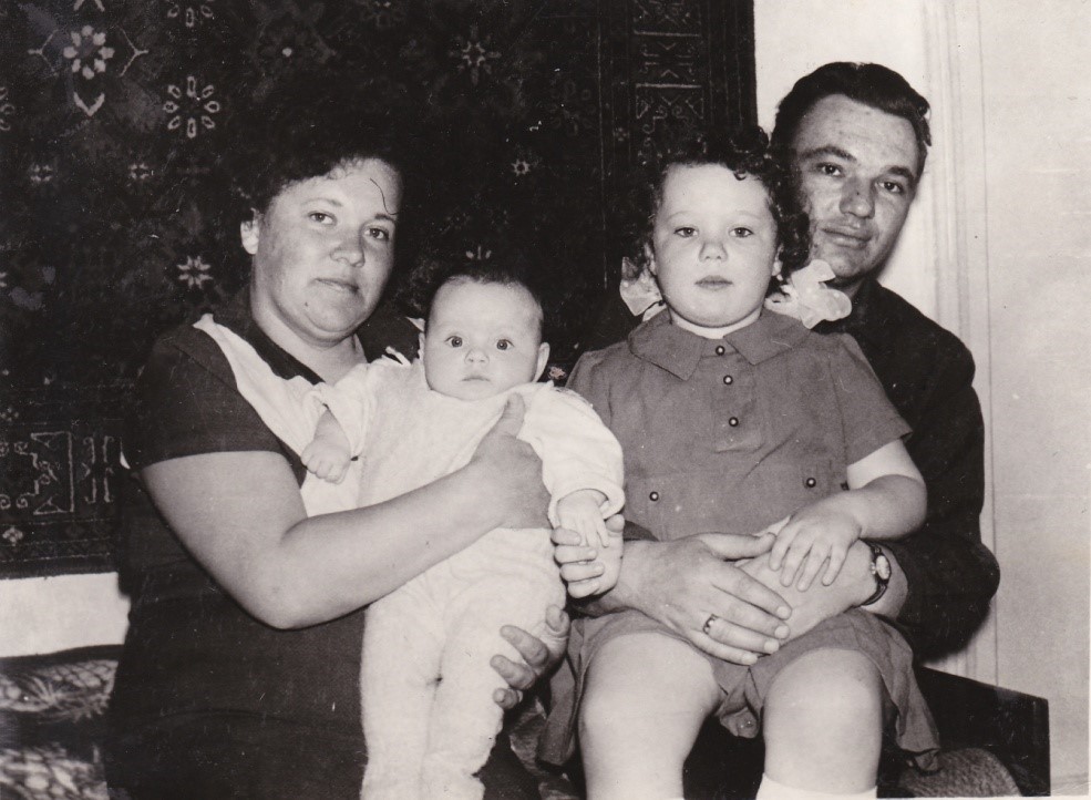 1973 год апрель месяц. Тане 4 месяца, Наташе 4 года 7 месяцев. 1973 год апрель месяц. Тане 4 месяца, Наташе 4 года 7 месяцев.