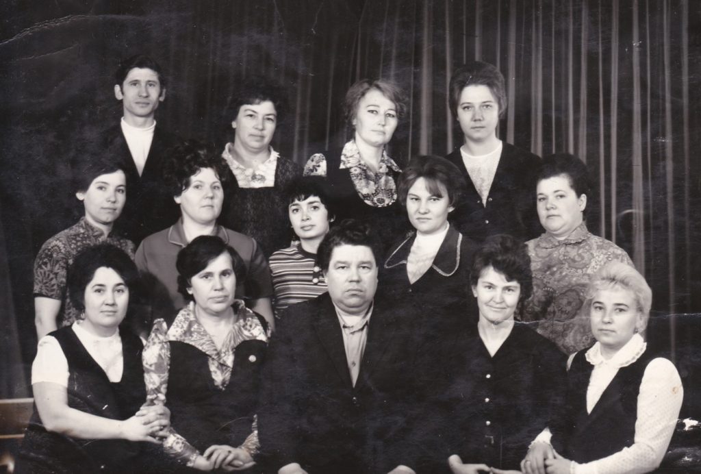Это фотография руководства бетонного завода: директор Солдатов Евгений Федорович, слева от него первый ряд Лагоша Валентина – кассир, Федорова – начальник отдела кадров, справа Сулаева Ирина – мастер арматурного цеха, Хамидуллина Тася – бухгалтер. Второй ряд справа налево: я, Зоя – начальник планового отдела, Ирина- мастер формовочного цеха, Плетус Нина – инспектор отдела кадров, Никитина Валя – занималась отгрузкой готовой продукции, третий ряд справа налево: Плюснина Лия – главный бухгалтер, Никитина – кладовщица, Света – инженер по технике безопасности, Павшук – энергетик. Это фотография руководства бетонного завода: директор Солдатов Евгений Федорович, слева от него первый ряд Лагоша Валентина – кассир, Федорова – начальник отдела кадров, справа Сулаева Ирина – мастер арматурного цеха, Хамидуллина Тася – бухгалтер. Второй ряд справа налево: я, Зоя – начальник планового отдела, Ирина- мастер формовочного цеха, Плетус Нина – инспектор отдела кадров, Никитина Валя – занималась отгрузкой готовой продукции, третий ряд справа налево: Плюснина Лия – главный бухгалтер, Никитина – кладовщица, Света – инженер по технике безопасности, Павшук – энергетик.